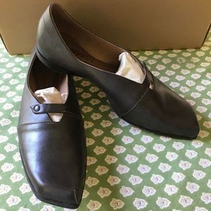 NEW with box--Cydwoq flats